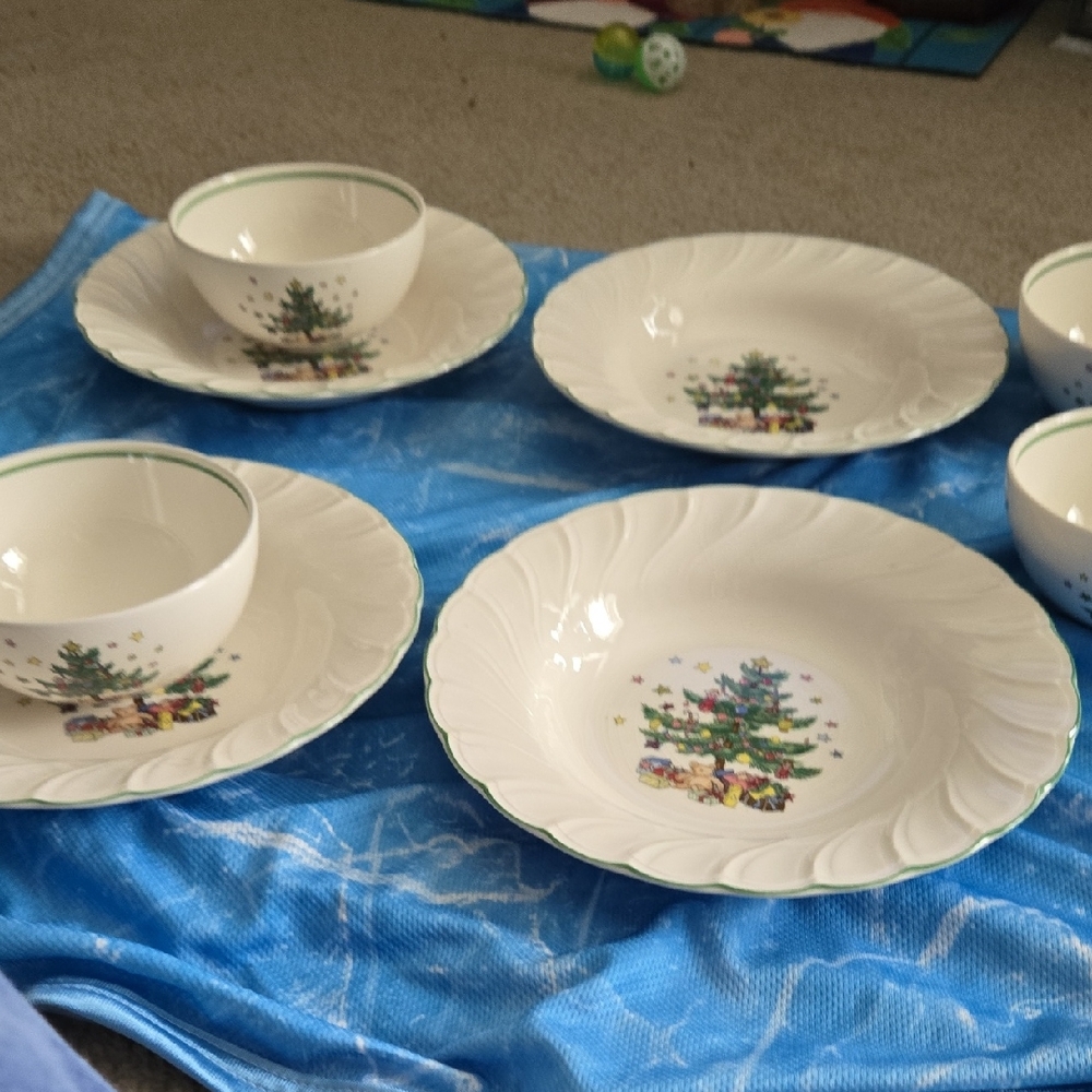 Nikko Ceramics Holiday Tree Dinnerware Set